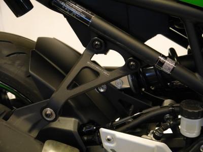 Evotech Performance Auspuffhalter inkl. Abdeckplatte Kit für Kawasaki Z900 2017+