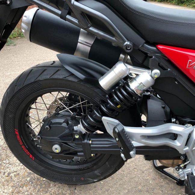 Hinterradabdeckung für Moto Guzzi V85 TT 2019+ GFK - schwarz glänzend