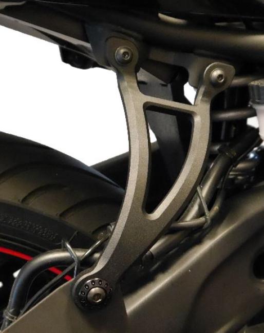 YAMAHA YZF-R3  2015+ Auspuffhalter inkl. Abdeckplatte Füßrastenträger