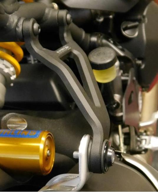 Evotech Performance Auspuffhalter inkl Abdeckplatte Fußraste für Ducati Monster 1200 2017+