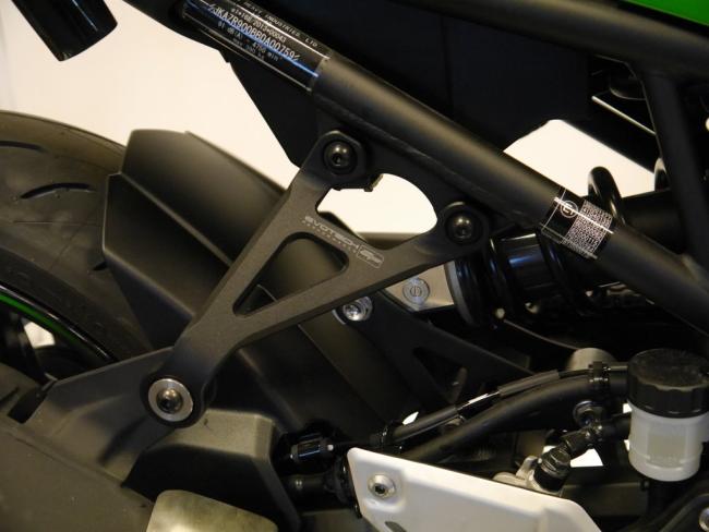 Evotech Performance Auspuffhalter inkl. Abdeckplatte Kit für Kawasaki Z900 2017+